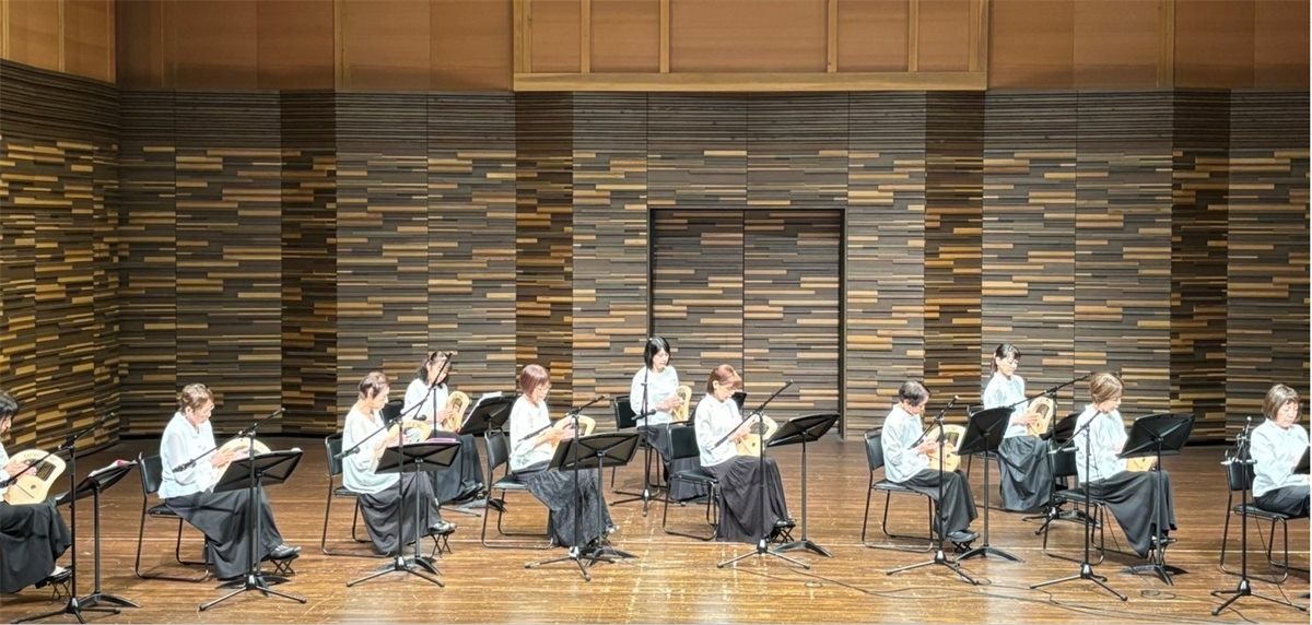 ハピネスの竪琴演奏